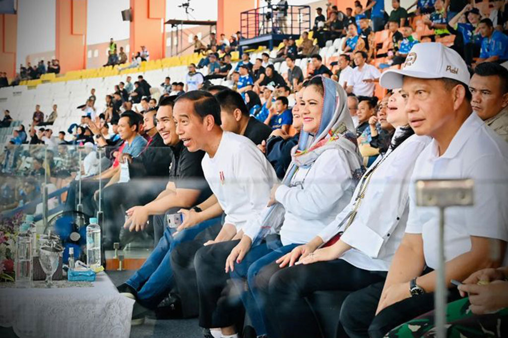 Presiden Joko Widodo menghadiri pembukaan turnamen Piala Presiden 2024 di Stadion Si Jalak Harupat, Bandung, Jawa Barat, Jumat, 19 Juli 2024. Jokowi menilai semakin banyak kompetisi sepak bola nasional yang diikutsertakan akan semakin baik untuk sebuah tim.