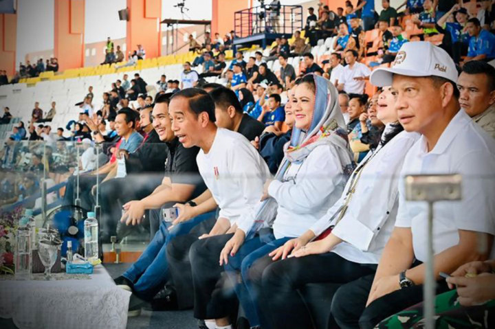 Presiden Joko Widodo menghadiri pembukaan turnamen Piala Presiden 2024 di Stadion Si Jalak Harupat, Bandung, Jawa Barat, Jumat, 19 Juli 2024. Jokowi menilai semakin banyak kompetisi sepak bola nasional yang diikutsertakan akan semakin baik untuk sebuah tim.