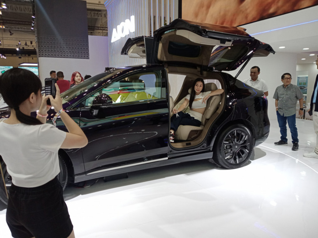 Pabrikan otomotif asal Tiongkok, AION melalui sub brandnya Hyptec resmi meluncurkan kendaraan elektrik terbarunya melalui Hyptec HT dengan harga Rp685 juta pada ajang Gaikindo Indonesia International Auto Show (GIIAS) 2024 di ICE BSD, Tangerang, Banten, Rabu, 17 Juli 2024.