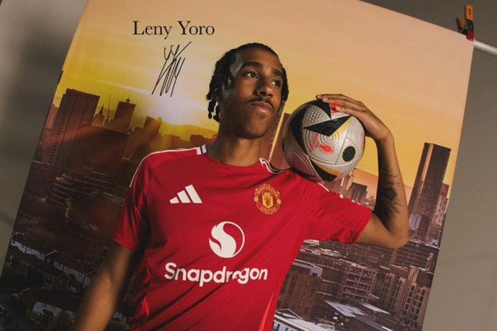 Manchester United (MU) telah resmi merampungkan transfer bek asal Prancis Leny Yoro dari Lille dengan nilai transfer sebesar 62 juta euro (sekitar Rp1,83 triliunan).