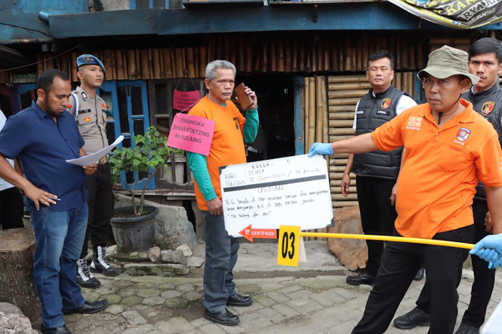 Polda Sumut mengungkapkan bahwa tersangka B yang memerintahkan kedua pelaku lainnya membakar rumah korban Rico Sempurna Pasaribu.