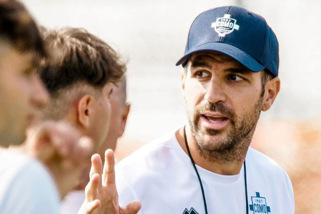 Fabregas sempat diangkat menjadi pelatih kepala Como 1907 pada November 2023 setelah Moreno Longo dipecat. Namun, kala itu Fabregas belum mengantongi lisensi kepelatihan yang memadai untuk membesut klub Serie B. Dia hanya sebulan menjadi pelatih kepala.