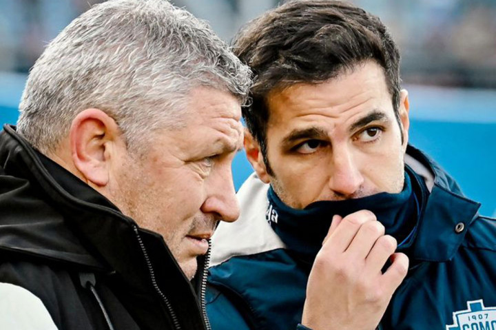 Fabregas kemudian turun menjadi asisten pelatih dan Como 1907 menunjuk Osian Roberts sebagai pelatih kepala. Di bawah Roberts Como berhasil promosi secara otomatis ke Serie A. Roberts sekarang akan mengisi posisi kepala pengembangan Como.