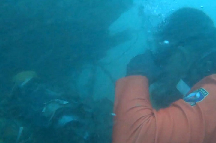 Tim SAR gabungan menemukan serpihan besar yang diduga bodi helikoter Polairud Polri yang jatuh di perairan Belitung Timur (Baltim) dua tahun dilam.