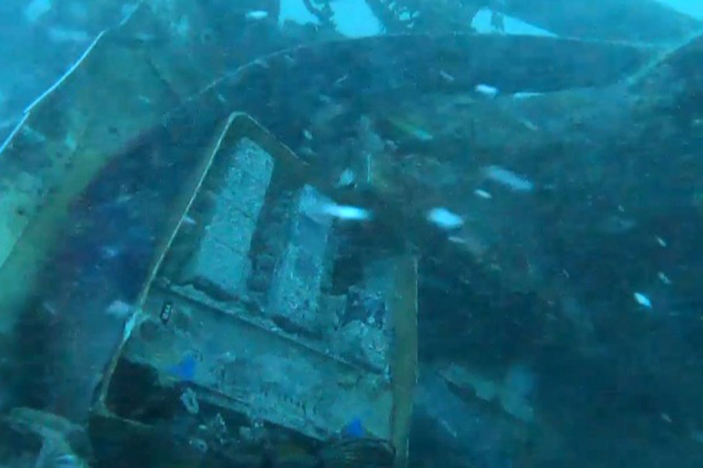 Tim SAR Gabungan dibantu enam penyelam kemudian menuju lokasi penemuan serpihan helikopter. Dari rekaman video tim penyelam menemukan serpihan besar yang diduga bodi helikopter. Serpihan itu ditemukan dalam kondisi sudah ditumbuhi tumbuhan laut.