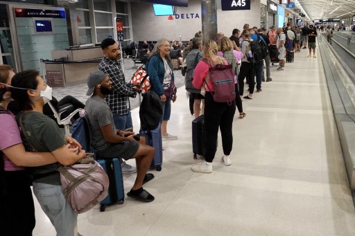 Wisatawan menunggu dalam antrean panjang untuk menanyakan kepada perwakilan maskapai Delta mengenai di mana bagasi mereka berada di Bandara Detroit Metropolitan Wayne County, Detroit, Michigan, Sabtu, 20 Juli 2024. 