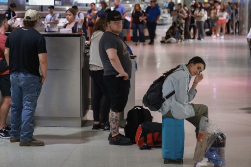 Sedikitnya 4.400 penerbangan di seluruh dunia dibatalkan dan lebih dari 39.700 lainnya ditunda akibat gangguan teknologi informasi (TI)