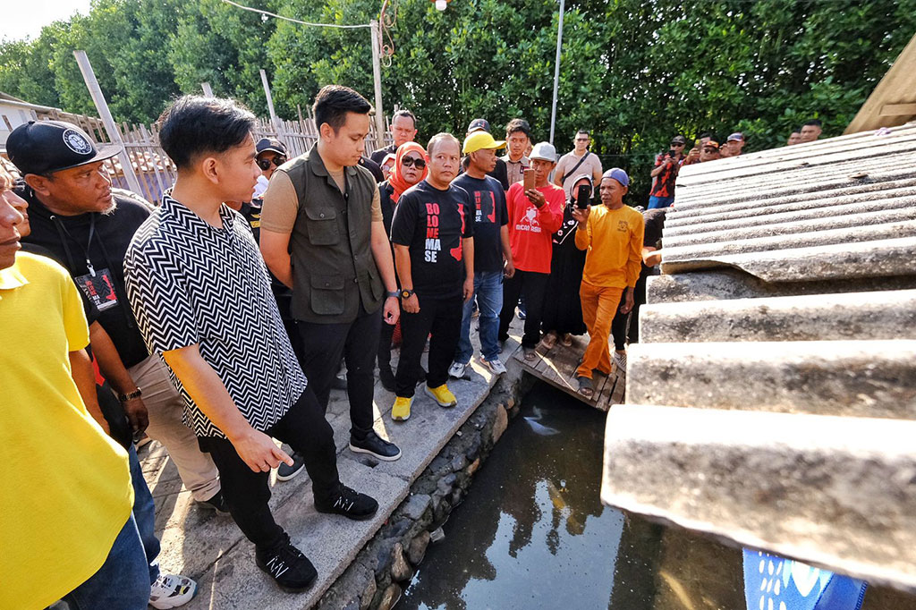Saat  mengunjungi perkampungan nelayan Mangkang, mereka berdialog dengan para nelayan mengenai tantangan dan harapan mereka. Dico menekankan pentingnya mendukung sektor perikanan sebagai salah satu pilar ekonomi masyarakat pesisir.