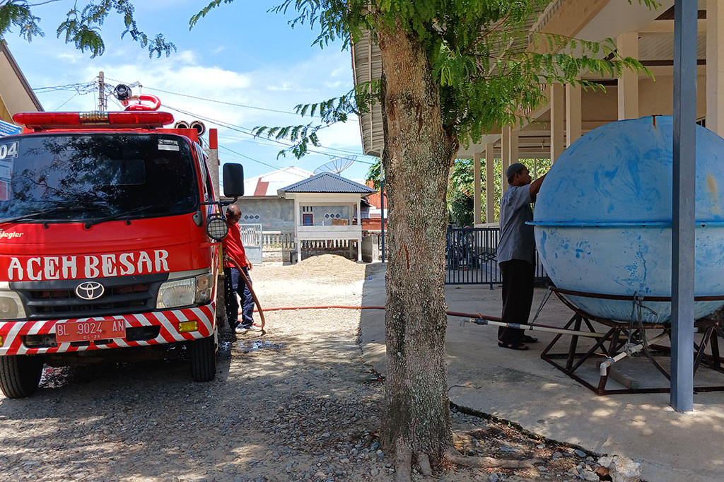 Di sisi lain, masyarakat di Aceh Besar mengapresiasi upaya pemerintah dalam mengatasi krisis air bersih. Mereka berharap agar penyaluran air bersih dapat dilakukan secara berkelanjutan dan pemerintah dapat mencari solusi jangka panjang untuk mengatasi kekeringan di wilayah mereka.