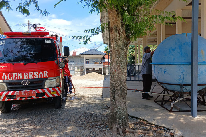 Di sisi lain, masyarakat di Aceh Besar mengapresiasi upaya pemerintah dalam mengatasi krisis air bersih. Mereka berharap agar penyaluran air bersih dapat dilakukan secara berkelanjutan dan pemerintah dapat mencari solusi jangka panjang untuk mengatasi kekeringan di wilayah mereka.