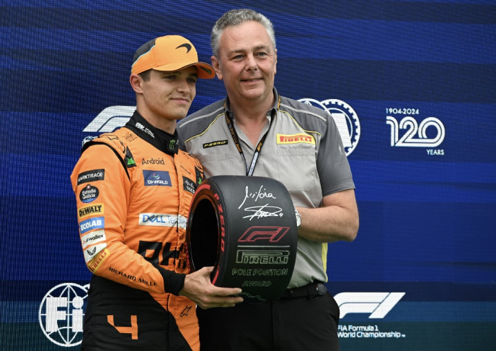 Lebih lanjut, juara dunia tiga kali Max Verstappen (Red Bull) menempati posisi ketiga dalam kualifikasi untuk memulai balapan hari Minggu, 21 Juli 2024 di baris kedua dengan ditemani oleh Carlos Sainz (Ferrari).