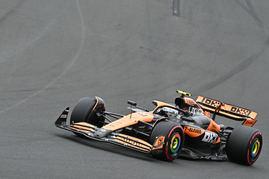 Pembalap McLaren Lando Norris mengklaim posisi pole Grand Prix Hungaria di Sirkuit Hungaroring, Sabtu, 20 Juli 2024, tepat di depan rekan satu timnya, Oscar Piastri, dengan selisih waktu 0,022 detik.