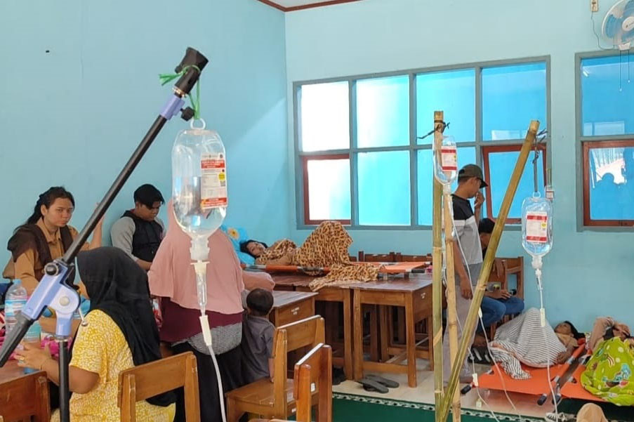 Sebanyak 66 orang siswa SMA Negeri 1 Mangunjaya, Kabupaten Pangandaran, Jawa Barat diduga mengalami keracunan setelah menyantap nasi kotak saat mengikuti masa pengenalan lingkungan sekolah (MPLS). Keracunan tersebut terjadi, Jumat, 19 Juli 2024 dan mereka masuk instalansi gawat darurat (IGD) Puskesmas dengan keluhan pusing, mual, muntah dan diare.