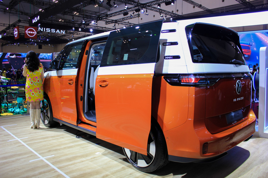 Eksistensi VW Kombi masih bertahan pada 1992, ketika Volkswagen T4 atau yang biasa disebut VW Caravelle dijadikan sebagai kendaraan resmi dalam konferensi tingkat tinggi negara-negara non-blok di Indonesia. Selanjutnya, Volkswagen menghadirkan kendaraan generasi T5 dan T6.