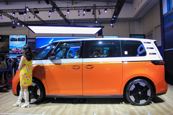 Kepala Bagian Penjualan Volkswagen Indonesia Badawi Marhasan menyebut The All-Electric ID. Buzz sebagai MPV elektrik premium yang teknologi canggih dan ikonik.
