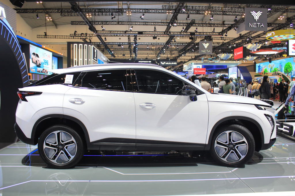 Untuk saat ini, versi yang disebut Omoda E5 Pure ini merupakan varian entry-level dari mobil listrik pertama Chery tersebut, dilego seharga Rp419,8 juta, atau Rp69 juta lebih murah dari varian sebelumnya.