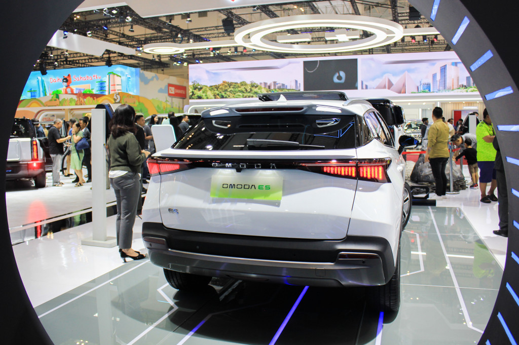 Omoda E5 Pure tetap memiliki performa mesin yang sama dengan varian tertingginya, tetap memiliki jarak tempuh hingga 430 kilometer (WLTP) atau 505 km (NCDC), tetap mengakomodasi ventilated seat, dan fungsi ADAS komplit sebanyak 17 fitur.