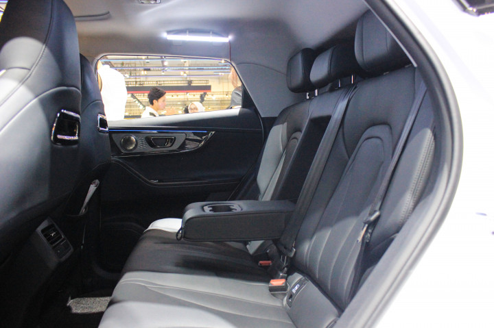 Layaknya varian bensin yakni Omoda Z dengan RZ yang perbedaan harganya terpaut sekitar Rp70 juta, Chery juga tidak menghilangkan atau mengubah aspek inti dari Omoda E5 Pure, meski ia menjadi varian paling rendah.