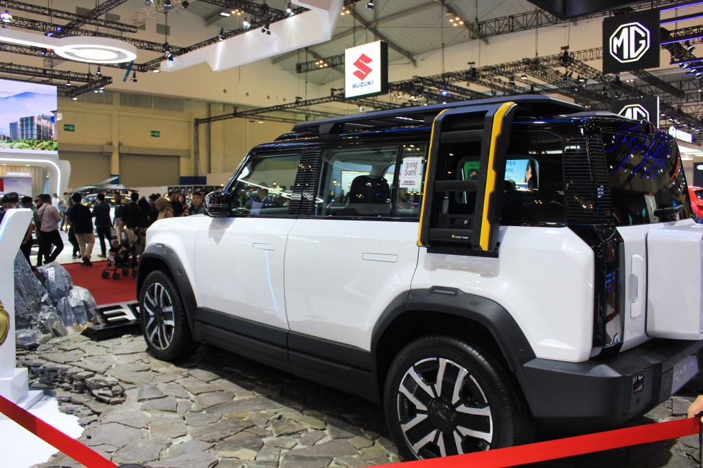 Secara perawakan, iCAR 03 memiliki bahasa desain mengotak futuristik yang mereka sebut 'Fashion Cube-box'.