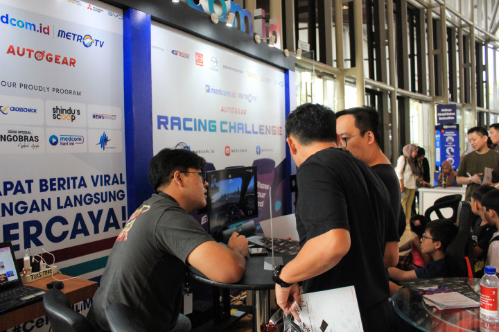 Akhir pekan, sejumlah pengunjung  GIIAS 2024 nampak antusias mengunjungi booth 'Racing Challenge' yang digelar oleh Medcom.id di ICE BSD, Tangerang, Minggu, 21 Juli 2024.