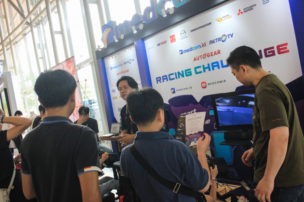 Mulai anak-anak hingga orang dewasa sangat antusias saat melewati Hall 1 ICE BSD pada gelaran GAIKINDO Indonesia International Auto Show (GIIAS) 2024.