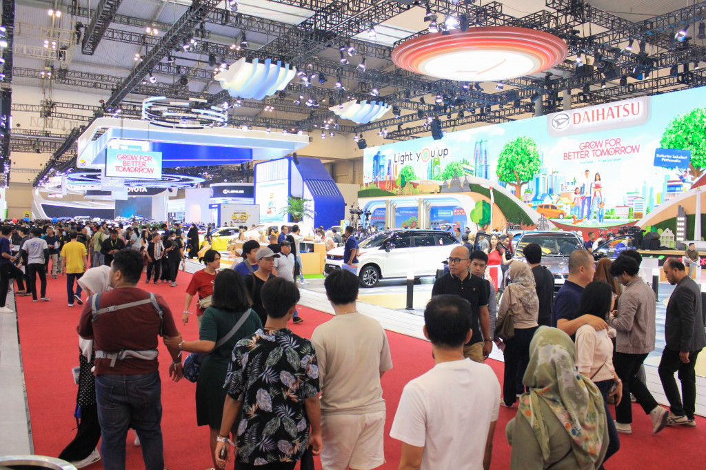 Seorang pengunjung bernama Alex asal Jakarta Barat mengaku penasaran dengan mobil-mobil yang dipamerkan di GIIAS 2024.