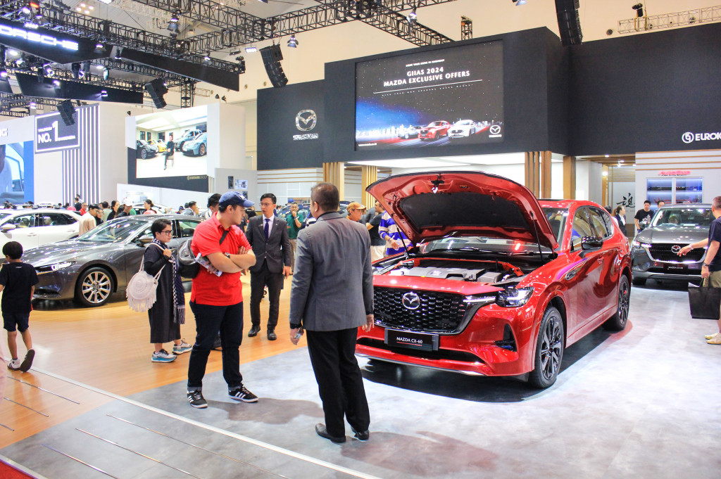 Berbeda pada saat weekdays, pada libur akhir pekan ini berbagai kalangan hadir mengunjungi GIIAS 2024, mulai dari anak-anak hingga orang dewasa.