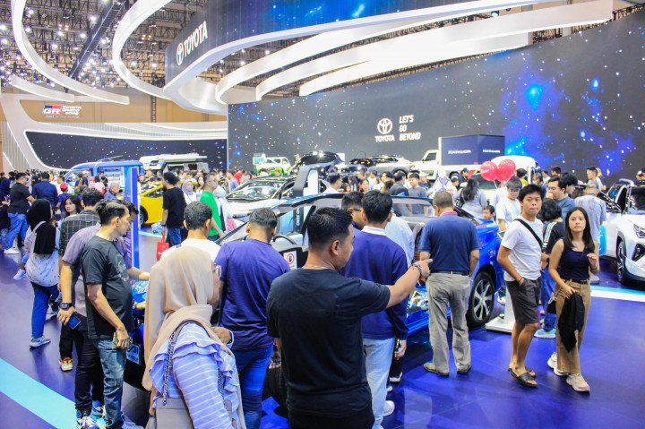 Pantauan Medcom.id, pada pukul 13.00 WIB pengunjung semakin banyak yang datang ke gelaran pameran otomotif tersebut.