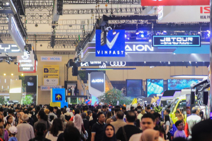 Libur akhir pekan, ribuan pengunjung memadati gelaran pameran otomotif GAIKINDO Indonesia International Auto Show (GIIAS) 2024 yang digelar di ICE BSD, Tangerang, Minggu, 21 Juli 2024.