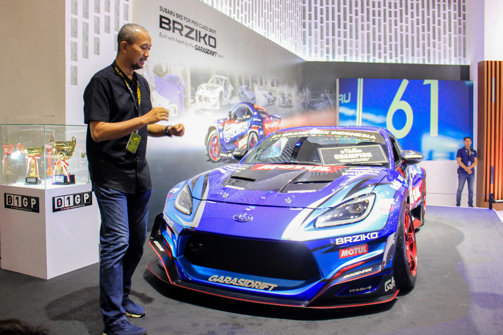 Seorang pembalap yang juga merupakan seorang konten kreator otomotif, Fitra Eri, mengunjungi gelaran pameran otomotif Gaikindo Indonesia International Auto Show (GIIAS) 2024 yang digelar di ICE BSD, Tangerang, Minggu, 21 Juli 2024.