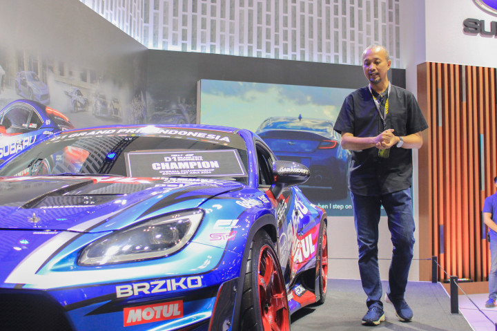 Saat ditemui, Fitra terlihat sedang membuat konten video bersama rekan tim nya di booth mobil Subaru.