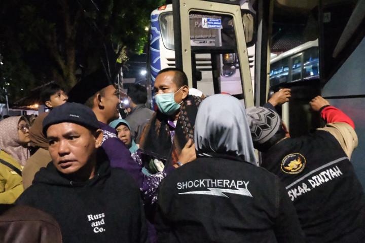 Sebanyak 320 jamaah haji asal Kabupaten Garut kloter 59 kembali setelah melaksanakan ibadah haji selama 40 hari di Tanah Suci. Kedatangan mereka disambut dengan haru oleh keluarga di Gedung Pendopo, Kecamatan Garut Kota, Kabupaten Garut, Jumat, 19 Juli 2024 malam. Kepulangan ratusan jamaah tersebut, merupakan kloter terakhir yang berasal dari Kabupaten Garut.