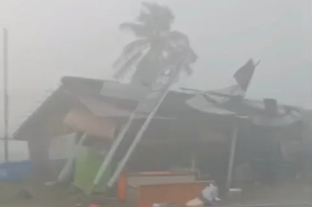 Setelah diterjang angin kencang dan hujan deras, pada Kamis, 18 Juli 2024, sedikitnya 165 rumah warga di Kabupaten Aceh Utara, Provinsi Aceh rusak. Akibatnya ratusan orang di bumi Pahlawan Nasional Cut Meutia itu harus tinggal di tempat darurat dan menumpang ke rumah keluarganya.