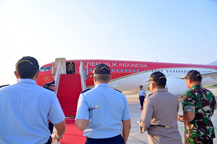 Setibanya di Bandara Internasional Juanda, Kabupaten Sidoarjo, Provinsi Jawa Timur, Presiden Jokowi akan langsung menuju Kota Surabaya dengan menggunakan mobil.