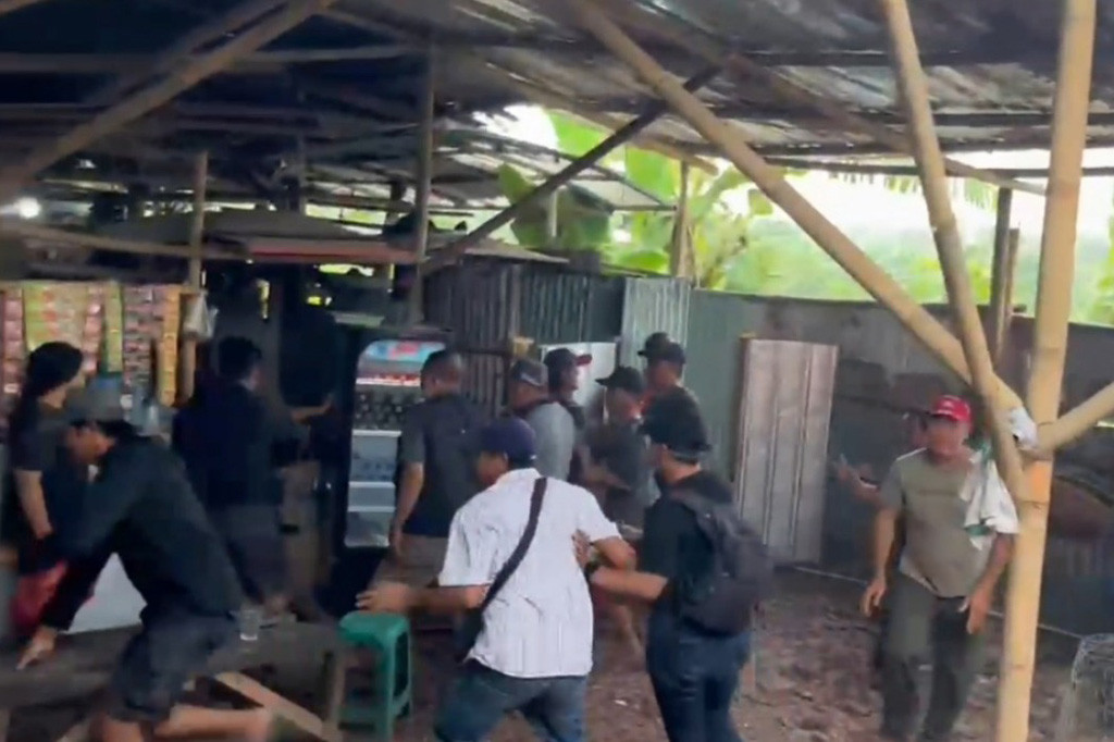 Subdit Jatanras Polda Metro Jaya menggerebek arena judi sabung ayam di Bekasi, Jawa Barat, Senin, 22 Juli 2024. Para pemain sabung ayam kocar kacir hingga melompat ke persawahan.