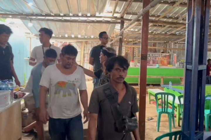 Menurut Kanit 2 Jatanras Polda Metro Jaya, Kompol Bara Libra Sagita, mendapatkan informasi dari masyarakat terkait adanya judi sabung ayam yang meresahkan, petugas langsung bergerak cepat melakukan penggerebekan. Alhasil, sedikitnya tujuh puluh orang berikut barang bukti diamankan petugas.