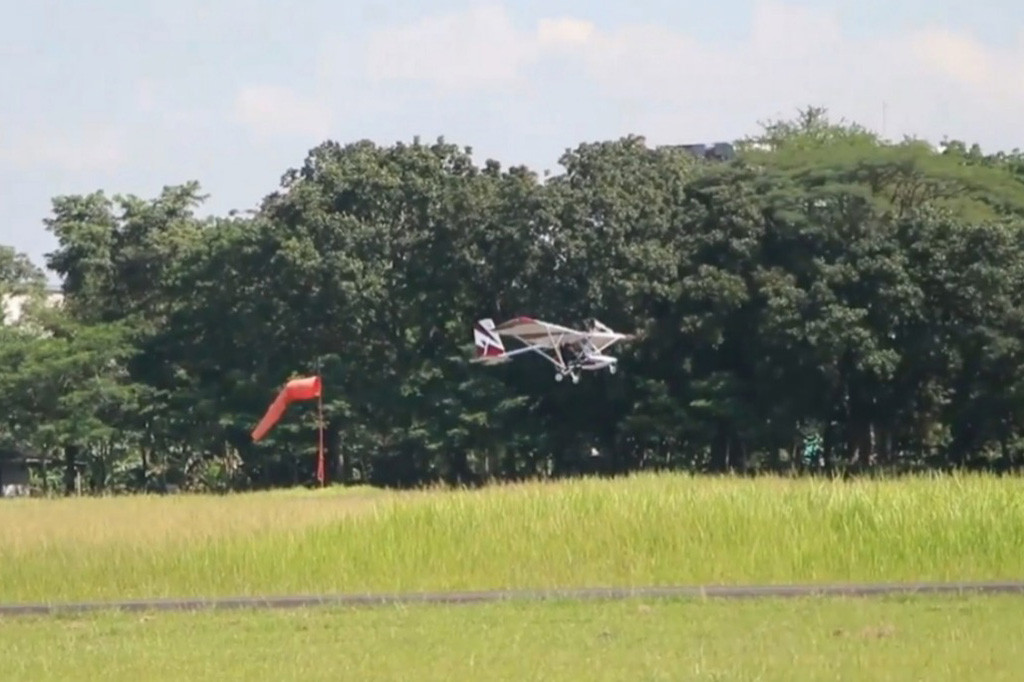 Inilah Pesawat Aerotek X-1 buatan Sudiro dan David Ahmad Tabib warga Selopampang, Temanggung, Jawa Tengah. Pesawat dengan panjang 4,5 meter dan lebar 9 meter ini berhasil uji coba terbang di Pangkalan TNI Angkatan Udara Adisucipto Yogyakarta, hingga mencapai ketinggian 700 kaki atau sekitar 200 meter.