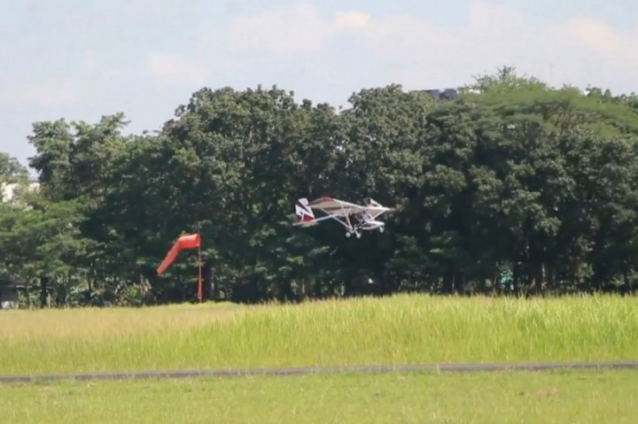 Inilah Pesawat Aerotek X-1 buatan Sudiro dan David Ahmad Tabib warga Selopampang, Temanggung, Jawa Tengah. Pesawat dengan panjang 4,5 meter dan lebar 9 meter ini berhasil uji coba terbang di Pangkalan TNI Angkatan Udara Adisucipto Yogyakarta, hingga mencapai ketinggian 700 kaki atau sekitar 200 meter.