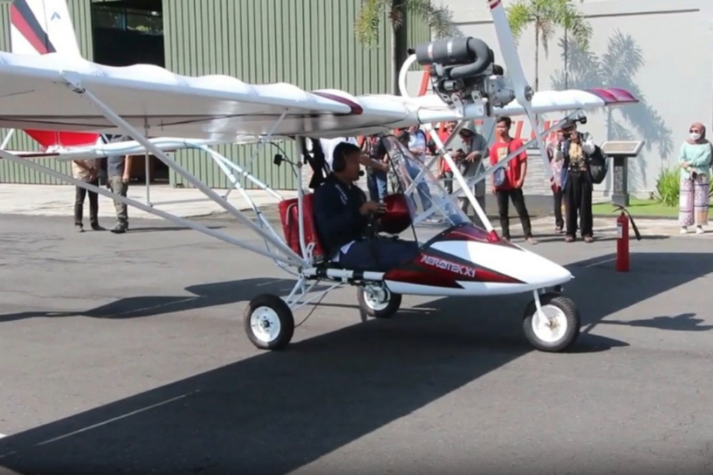 Pesawat Aerotek X1 buatan warga Temanggung, Jawa tengah yang didesain multifungsi mewakili Provinsi Jawa Tengah maju ke ajang lomba kreatifitas dan inovasi (Krenova) 2024 yang digelar Kementerian Riset dan Teknologi (Kemenristek). Pesawat berbahan lokal dalam negeri ini dinobatkan sebagai karya inovasi teknologi terbaik di Jawa Tengah.