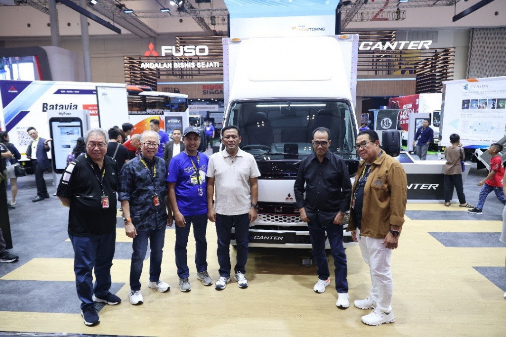 Disambut oleh GAIKINDO selaku penyelenggara GIIAS 2024, Budi Karya menyempatkan kunjungan ke dalam area hall 5-10 pameran GIIAS 2024 Kunjungan dilanjutkan dengan mengunjungi para peserta yang menempati Nusantara Hall, ICE BSD City.