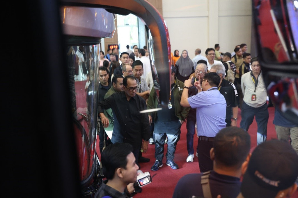 Di tengah isu kecelakaan bus yang banyak terjadi akhir akhir ini, Menhub juga tak luput mengunjungi dan berbincang dengan peserta karoseri yang menempati hall 1 dan 2 GIIAS 2024. 