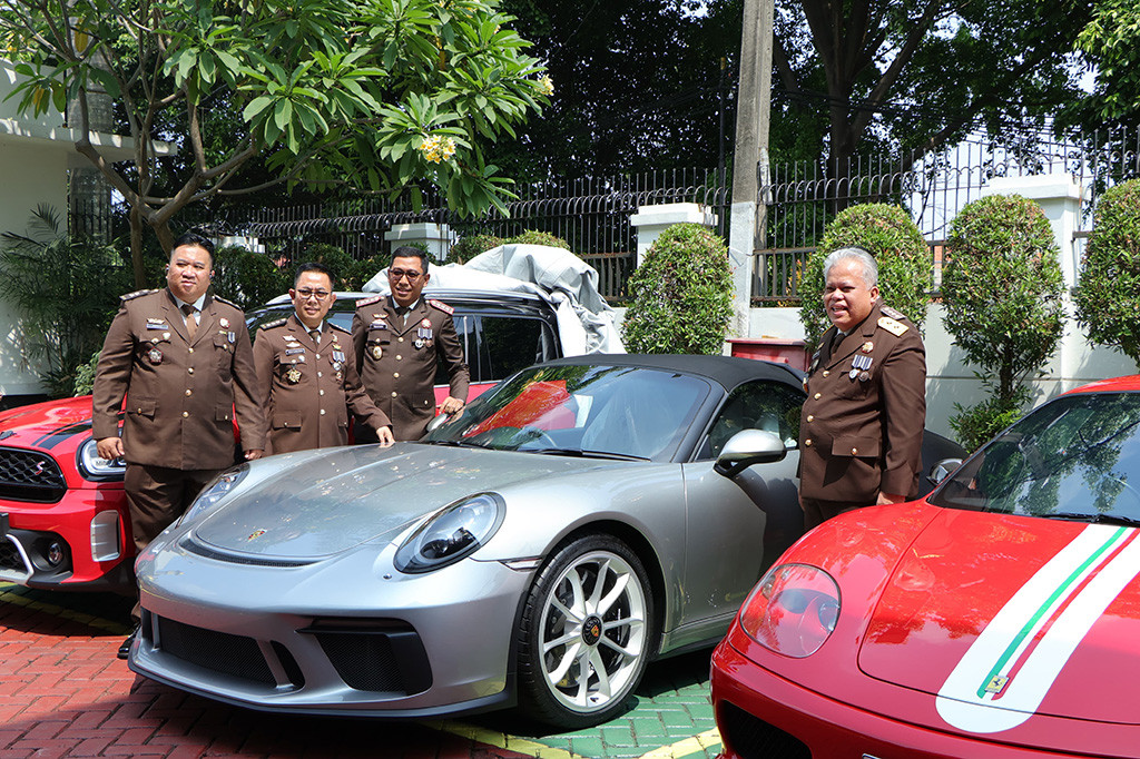 Kejaksaan Agung (Kejagung) melimpahkan barang bukti yang disita dari tersangka Harvey Moeis dan Helena Lim ke Kejaksaan Negeri (Kejari) Jaksel. Pelimpahan barang bukti dilakukan bersamaan pengiriman tersangka untuk menjalani persidangan kasus korupsi timah.