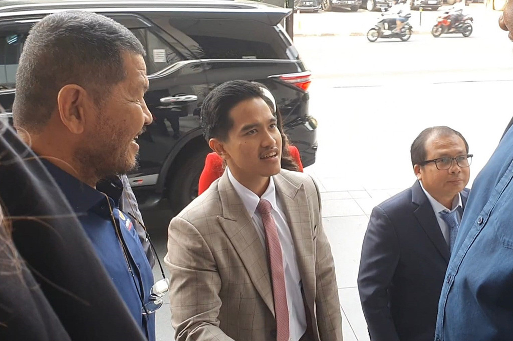 Pantauan Medcom.id, Kaesang tiba sekitar pukul 13.12 WIB. Kaesang disambut elite NasDem, yakni Ketua Fraksi NasDem DPR Roberth Rouw.