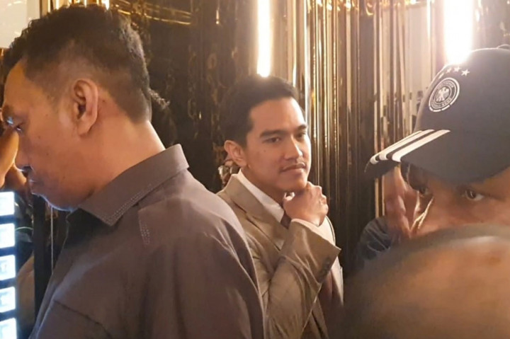 Kaesang tak banyak bicara saat dikonfirmasi tujuan kedatangannya ke NasDem Tower. Dia meminta keterangan pers lengkap usai pertemuan.