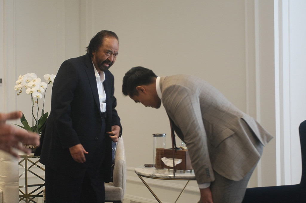 Ketua Umum Partai Solidaritas Indonesia (PSI) Kaesang Pangarep mengunjungi NasDem Tower, Jakarta Pusat. Dia mengaku mengucapkan selamat ulang tahun kepada Ketua Umum Partai NasDem Surya Paloh yang merayakan hari jadinya pada 16 Juli 2024.