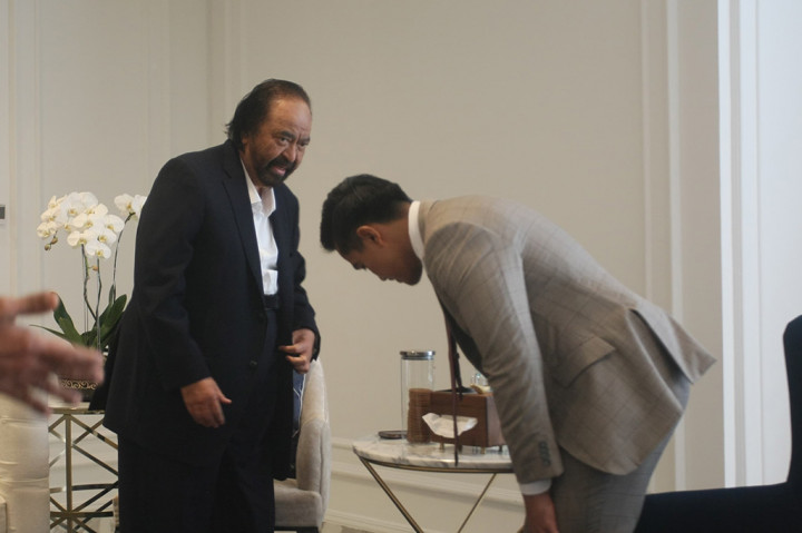 Ketua Umum Partai Solidaritas Indonesia (PSI) Kaesang Pangarep mengunjungi NasDem Tower, Jakarta Pusat. Dia mengaku mengucapkan selamat ulang tahun kepada Ketua Umum Partai NasDem Surya Paloh yang merayakan hari jadinya pada 16 Juli 2024.