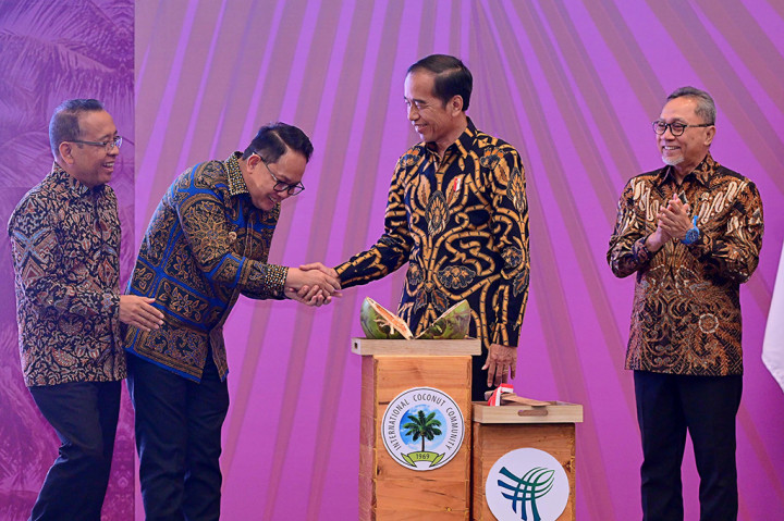 Lebih lanjut, Presiden Jokowi juga menyoroti ekspor kelapa Indonesia yang mencapai USD1,55 miliar berdasarkan data yang ada. Menurut Presiden, dua provinsi sebagai produsen kelapa terbesar di Indonesia yakni Provinsi Sulawesi Utara dan Riau.