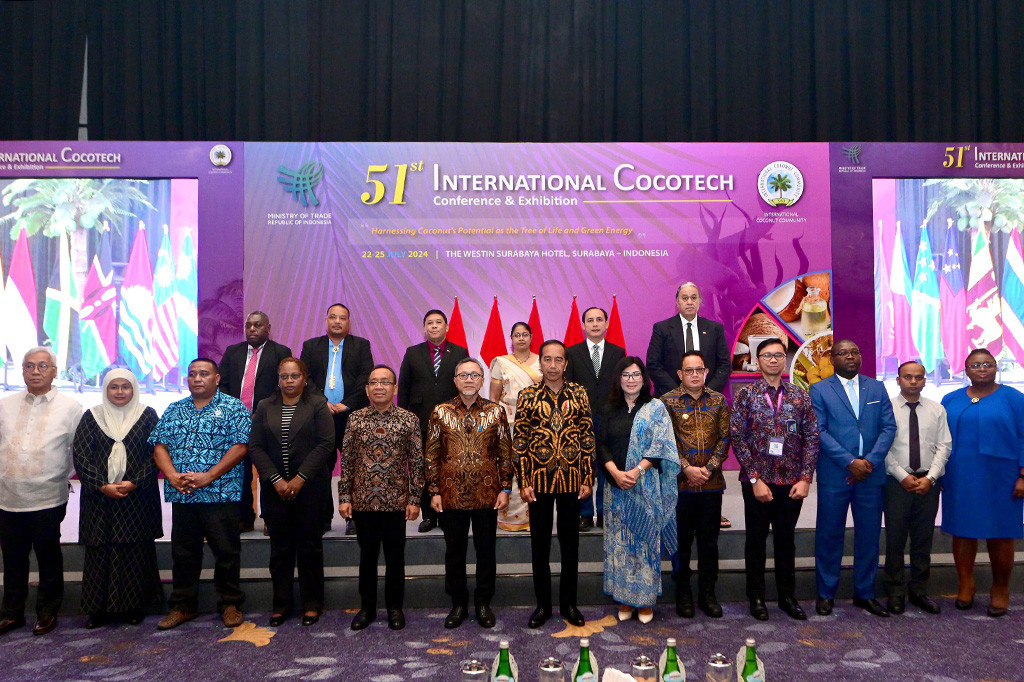 “Ini juga sebuah angka yang sangat besar dan bisa ditingkatkan lagi kalau kita serius kita mau menyeriusi urusan yang berkaitan dengan kelapa,” ungkap Presiden.