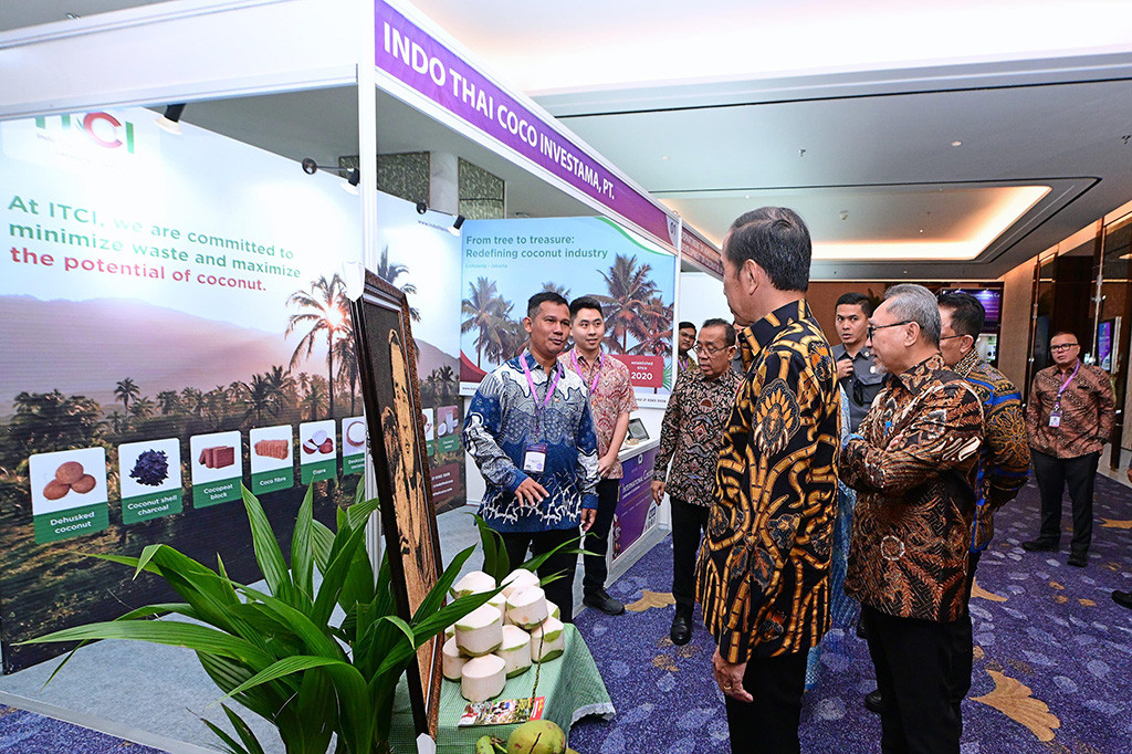Dalam upaya meningkatkan produksi kelapa, Presiden Jokowi menyoroti kualitas bibit, pemeliharaan, dan metode panen sebagai faktor kunci. Selain itu, Presiden juga menekankan pentingnya hilirisasi dalam rangka meningkatkan nilai tambah produk kelapa untuk mendukung industri dan menciptakan lapangan kerja.