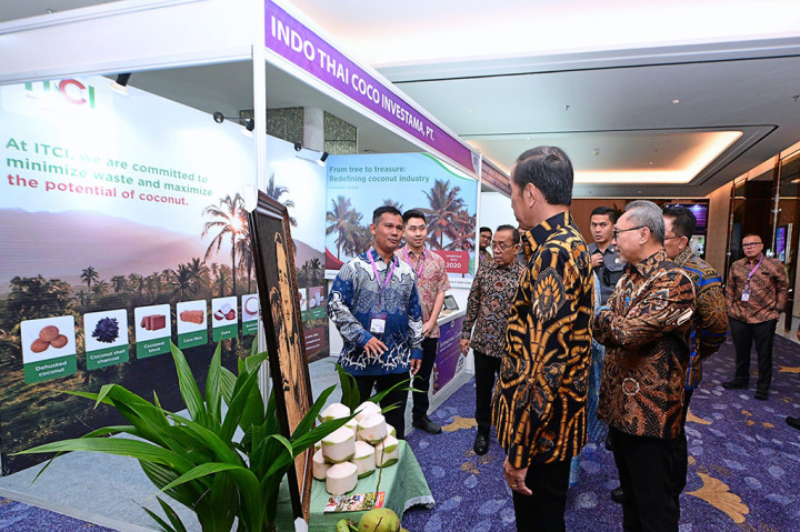 Dalam upaya meningkatkan produksi kelapa, Presiden Jokowi menyoroti kualitas bibit, pemeliharaan, dan metode panen sebagai faktor kunci. Selain itu, Presiden juga menekankan pentingnya hilirisasi dalam rangka meningkatkan nilai tambah produk kelapa untuk mendukung industri dan menciptakan lapangan kerja.